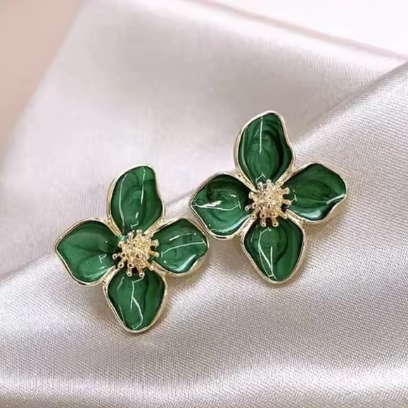 ⚜️ Green and Gold Floral Earrings - Picture 3 of 3